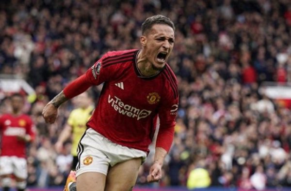 Phóng viên: Manchester United ước tính Anthony khoảng 58 triệu euro và Quỷ đỏ đã nhận được câu hỏi t